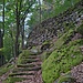 Einige Baumaßnahmen in diesem Abschnitt, an der felsigen Bergkante ließen mich ein Vorwerk der Wolfsburg (auf der anderen Talseite) vermuten.