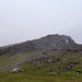 Der Felsaufschwung am Stórafjall lässt sich direkt an der Kante in leichter Kraxelei begehen, oder etwas links