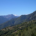 Hinter den Bergen des Valgrande sieht man den Monte Rosa 