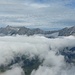 Kurz unter dem Gipfelblock der Arnplattenspitze kommen sie gegenüber aus den Wolken heraus: Gehrenspitze, Dreitorspitze und Wettersteinwand.