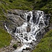 Funtana Fregda - hier soll die Albula entspringen.<br />Ein imponierender Anblick: Wasser tritt aus dem Berg und ergiesst sich über Felsen hinunter