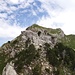 Ausblick vom ersten Turm auf den teilweise sehr zerklüfteten Grat. Die Felsstufe im Hintergrund bildet die Schlüsselstelle der Tour.
