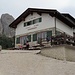 Regensburger Hütte mit Blick zur Fermeda