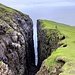 Wandern entlang eines Felsspaltes