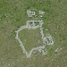 Photo satellite de la ruine de Grüobtälli (P.2462) composée d'un enclos central et de quelques bâtiments périphériques. 