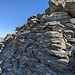 Die kleine Felsbarriere vor dem Gipfel, die erklettert oder links umgangen werden kann. 