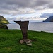 Gedenkstein an die Tragödie (1913 - alle Männer des Dorfes kamen auf dem Meer ums Leben), die dazu führte, dass Skarð aufgegeben wurde