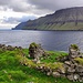 Die Ruinen von Skarð vor den Inseln Bordøy und Viðøy
