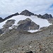 <b>Dal Ghiacciaio del Pizzo Ferrè (3103 m) emergono degli isolotti di roccia che ne accelerano la fusione.<img src="http://f.hikr.org/files/3787794k.jpg" /><br />Solo fino a dieci anni fa la calotta di ghiaccio era compatta. Foto del 31.7.2013.</b>