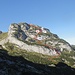 Meine Aufstiegsroute auf den Tibistock in rot, mit den Kletterstellen markiert, mögliche Varianten in blau. Das Foto wurde von [u Bergamotte] aufgenommen, vgl. [https://www.hikr.org/gallery/photo1248533.html?piz_id=1389]