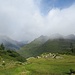 Der starke Wind aus nördlicher Richtung treibt Wolken über den Hauptkamm. Einige Kilometer südlich lässt er als Nordföhn die Sonne scheinen! Aber ich will ja hier Dreitausender besteigen!