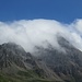 Der Fallwind drückt die Wolken, die hohe Gipfel verhüllen.