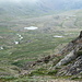 Blick ins tiefe Tal, die Trailspur ist in der Ferne zu erkennen, der Weg aber noch weit
