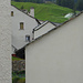 Geometrie des Südens: Blick vom Hotelfenster zu den Nachbarhäusern von Simplon Dorf