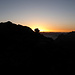 Sonnenaufgang hinter dem "champignon rocheux" auf P. 2669 im Rothorn ENE-Grat: links davon Wenghorn und Monte Leone, rechts u.a. Camoscellahorn, dazwischen von links u.a. Monte del Forno, Bernina und Monte Disgrazia