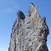 Das Gestein am Gipfelaufbau ist sehr Griffig. Es folgt die dritte Seillänge  "Messer" (4c).