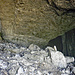Unten angekommen wanderten wir auf dem steilen Untergrund Richtung Ausgang. In der Mitte der Höhle entdeckten wir auf der linken Seite einen riesigen Nebenraum mit einer säulenartigen Wand (Rechts im Bild).