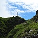 Das Gipfelkreuz auf dem Fellhorn kommt in den Blick...