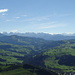 Über das schöne Toggenburger Hügelland schweift der Blick zu den Churfirsten. Rechts der Bildmitte das idyllisch gelegene Örtchen Hemberg