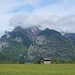 Auf dem Weg nach Strohwolln hat man einen schönen Blick in die östlichen Chiemgauer Alpen.