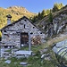 Rifugio Alpe di Casned - der Brunnen hatte Wasser, rechts hinten gab es ein Klo, sonst war es aber leider verschlossen