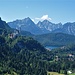 Neuschwanstein, dahinter der Säuling, unten sind Alpsee und Schloss Hohenschwangau zu erkennen