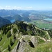 Blick vom Gipfel des Branderschrofen auf den Tegelberg, dahinter Alpsee, Füssen und Forggensee, am Horizont schließlich die Allgäuer und Tannheimer Berge
