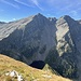Blick auf unseren gestrigen Gipfel (links) = Cima di Biasca, unten im Schatten noch der Lago