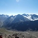 Gipfelschau nach Osten und auf den Aufstiegsweg von der Martin-Busch Hütte zum Südgrat nach rechts (nicht im Bild)