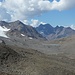 Blick zum Hochjoch und zum Schnalstalgletscher-Skigebiet, wo Teile des Gletschers abgedeckt sind.