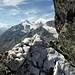 Eindrückliche Quarzader am oberen Festihorn ENE-Grat, darüber nochmals die Weisshorngruppe, links hinten in den Wolken das Zermatter Breithorn