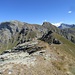 scendiamo su facile cresta (sullo sfondo Corno Bussola e Testa Grigia, in primo piano il Monte Palon)