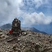 Der Gipfelsteinmann des Cima Verroso - diesmal immerhin mit etwas Aussicht und schnell wandernden und simmungsvollen Wolken.
