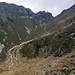 Rätselbild: was ist hier zu sehen?<br /><br />(Eine Schafherde im gewagten Steilaufstieg zum Passo di Campo).