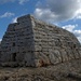 Naveta de Tudons, luogo di sepoltura del 900 a.C.