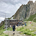 Angekommen an der Sajathütte (2600 m) gönnen wir uns ebenfalls erstmal ein Kaltgetränk. Nach Zimmer-Bezug nun direkt rüber zum nahen Klettersteig ...