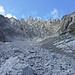 Hier hoch bis fast ans Ende des Kars. Links gibt es eine Spur, die nur von oben gut zu sehen ist. Ich steige zwischen den beiden Geröllsorten auf, was ebenfalls recht gut geht.