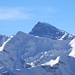Titlis 3238 m, auf dem Hang rechts erkennt man einen Masten von der Seilbahn oder den Fernsehturm auf dem Klein Titlis.
Der Schnee-Gipfel vor dem Titlis ist das Eggenmandli 2448 m
