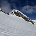 Den Schneegrat links des Gipfels geht es hoch.