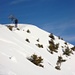 Einer der zahlreichen Schneeschuhläufer erreicht den Gipfel der Hüenderegg