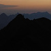 Beginnende Dämmerung: Blick vom Fuss des Gipfelgrats zum Morgenberghorn zurück zum Gross-Schiffli, dahinter der Brienzergrat vom Augstmatthorn bis zum Arnihaggen