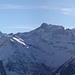 Die Östlichen Urner Alpen zeigen sich von bester Seite...
Von links nach rechts: Bocktschingel, Clariden (3268 m), Chammliberg (3215 m), Schärhorn (3294.5 m), Ruchen, Gross Windgällen (3187 m), daneben Chli Windgällen, vorne Hoch Fulen (2506 m) und Bälmeten (2414 m) ganz am linken Rand ist der Bristen