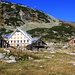 Die alten und neuen Häuser rund um die Berghütte Хижа Мусала (Hiža Musala; 2389m). 