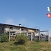 Rifugio San Lucio, Italia ma a pochi passi dal confine. Simpatica l'idea di issare anche la bandiera svizzera.