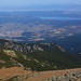 Aussicht vom Дено (Deno; 2790m) im Zoom auf Самоков (Samokov) und den See Езерото Искър (Ezeroto Iskăr; 850m).