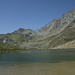 Lago dell Acqua Fraggia, die Biwakschachtel liegt rechts von der Scharte in der Bildmitte.