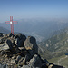 Gipfelkreuz mit Chiavenna im Tal.