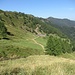 La carrareccia proveniente dal Pian delle Betulle percorre tutta la testata della Val Marcia; qui si vede la Bocchetta do Olino e l’Alpe Dolcigo (centro foto), da cui volendo si può passare (vendono formaggi di capra).