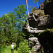 Vorbei an imposanten Felsen