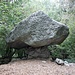 <b>Pietra Pendula di Montepiatto</b>.<br />Monumento Naturale sito nel Comune di Torno; 610 m s.l.m.<br />È un blocco di granito ghiandone proveniente da imponenti movimenti glaciali che ne hanno reso possibile lo spostamento dalla Val Masino; la pietra poggia su un basamento di roccia calcarea locale, presumibilmente forgiata dall’uomo in modo da simulare un grande e particolarissimo fungo.<br />Le sue dimensioni sono di 2 x 4 x 3 m, per un peso di 60 t circa.<br />La Pietra Pendula è certamente affascinante, sia per la curiosa e misteriosa espressione geologica che possiede, sia per la collocazione all’interno di un bosco maturo di latifoglie montane, dove dominano querce, ciliegi e carpini.<br />Le lettere PP incise sul masso potrebbero significare semplicemente Pietra Pendula, ma anche Proprietà Provinciale o Proprietà Privata.<br />